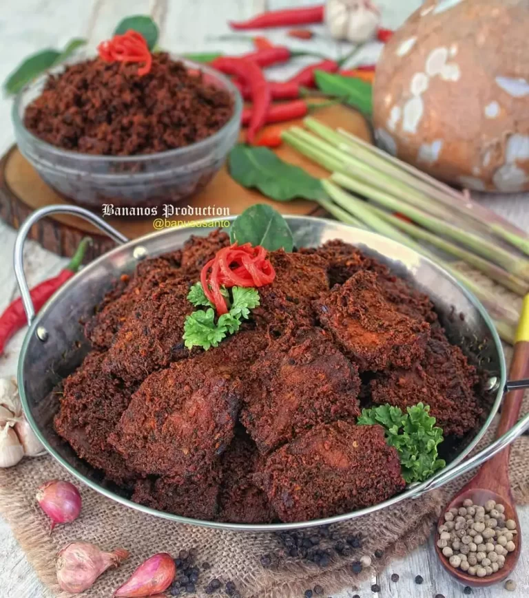 Rendang daging sapi kering.
